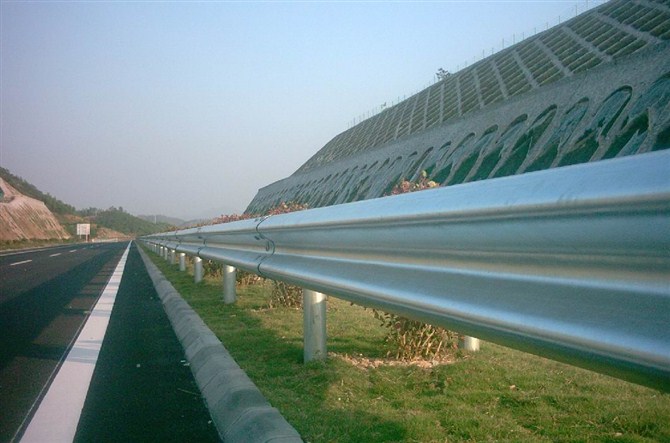 高速公路護欄設計的標準高度是多少？